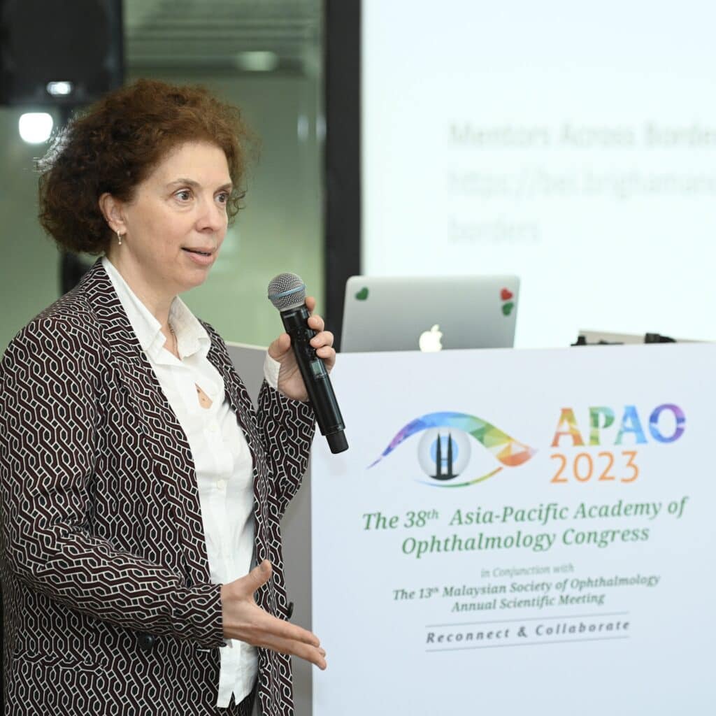 Helena Filipe presenting at APAO 2023