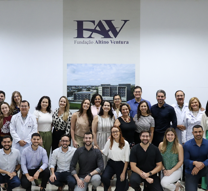 Photo of a group of doctors and residents in front of the banner Altino Ventura Foundation