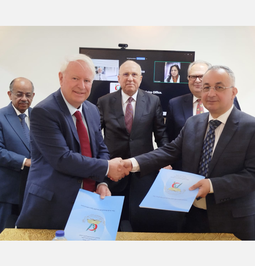 The Arab Board of Health Specializations representatives and David Pyott of the Ophthalmology Foundation formalizing a partnership shaking hands.