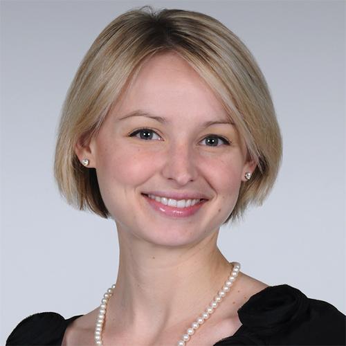 Erin Schallhorn Powers headshot